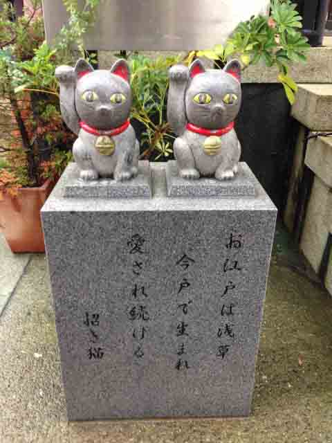 縁結びの神社、今戸神社の石なで猫s